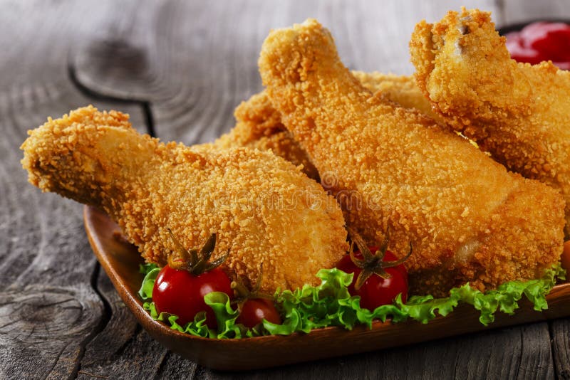 Нога жареной курицы в крошках стоковое изображение rf Нога жареной курицы в крошках стоковое изображение rf