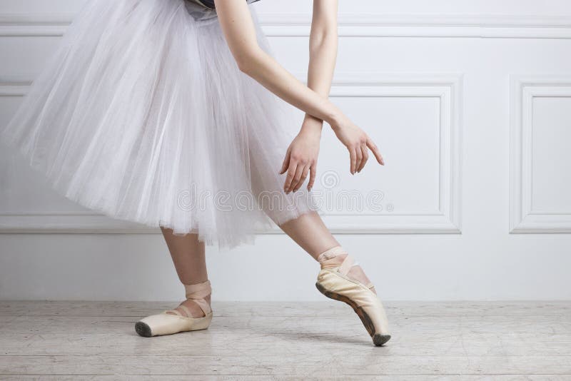 Ноги ` s артиста балета крупного плана в pointes и руках стоковое изображение Ноги ` s артиста балета крупного плана в pointes и руках стоковое изображение