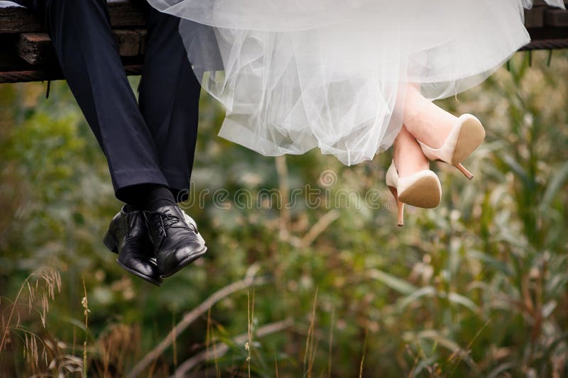 Ноги жениха и невеста, wedding ботинки стоковое фото Ноги жениха и невеста, wedding ботинки стоковое фото