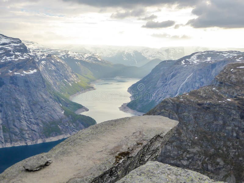 Норвегия - известное Trolltunga с красивым видом на фьорде стоковые изображения rf Норвегия - известное Trolltunga с красивым видом на фьорде стоковые изображения rf
