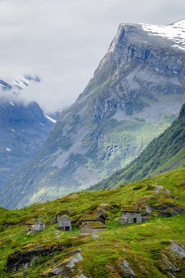 Норвежское горное село с традиционными домами крыши дерновины, Geiranger, регион Sunnmore, больше графства Romsdal og, Норвегия стоковые фотографии rf Норвежское горное село с традиционными домами крыши дерновины, Geiranger, регион Sunnmore, больше графства Romsdal og, Норвегия стоковые фотографии rf