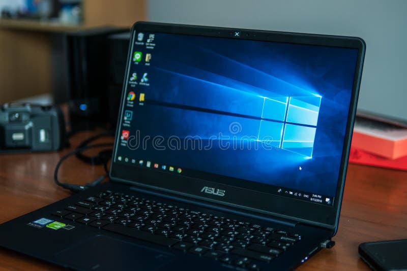 Ноутбук показывая свой экран с логотипом Microsoft Windows на рабочем столе стоковое изображение Ноутбук показывая свой экран с логотипом Microsoft Windows на рабочем столе стоковое изображение