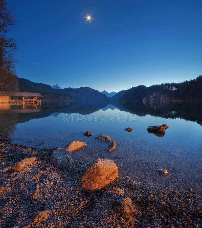 Ноча в озере Alpsee в Германии Красивейший ландшафт стоковая фотография rf Ноча в озере Alpsee в Германии Красивейший ландшафт стоковая фотография rf