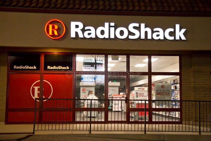 Ноча здания Radio Shack редакционное фото. изображение насчитывающей