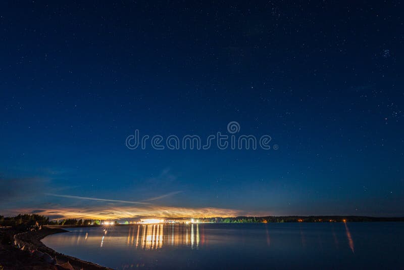 ночное небо со звездами и облаками в съемке долгой выдержки Стоковое ...