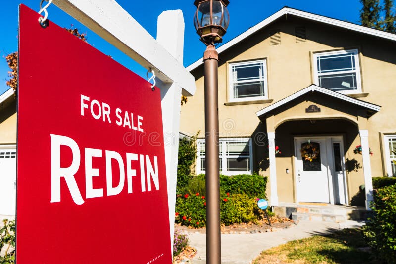1 ноября 2019 года в Санта-Кларе / Калифорния / США - Знак Redfin, вывешенный перед домом для продажи; Redfin - брокер по недвижи стоковое изображение rf 1 ноября 2019 года в Санта-Кларе / Калифорния / США - Знак Redfin, вывешенный перед домом для продажи; Redfin - брокер по недвижи стоковое изображение rf