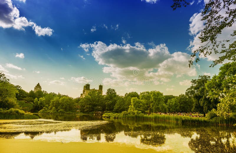 Нью-Йорк Central Park на солнечный летний день с Манхаттаном стоковая фотография rf Нью-Йорк Central Park на солнечный летний день с Манхаттаном стоковая фотография rf
