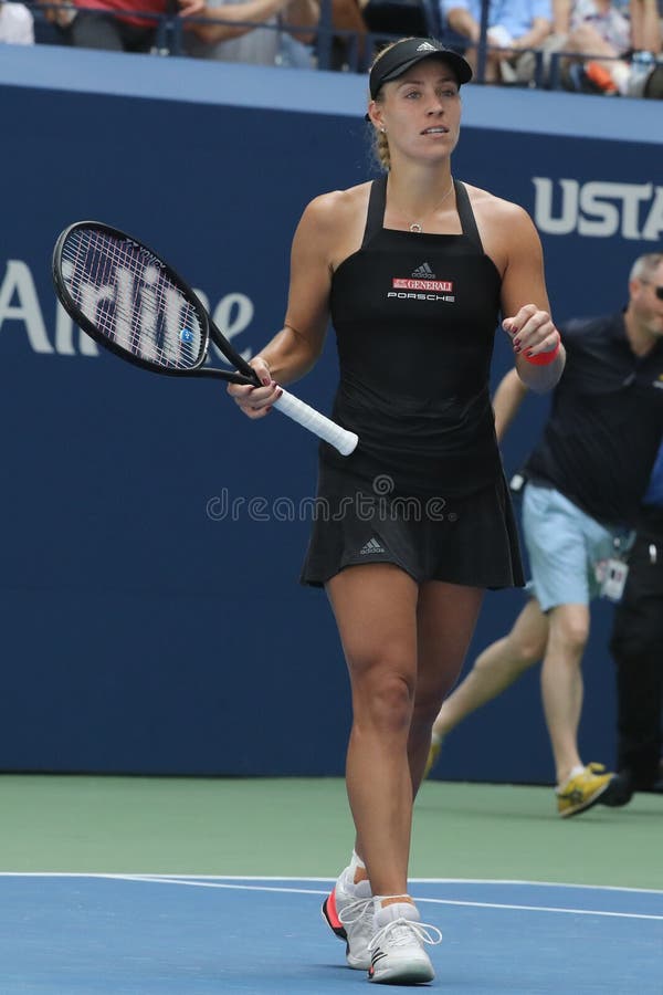 НЬЮ-ЙОРК - 30-ОЕ АВГУСТА 2018: Чемпион Angelique Kerber грэнд слэм Германии празднует победу после того как ее 2018 США раскрываю стоковые фотографии rf НЬЮ-ЙОРК - 30-ОЕ АВГУСТА 2018: Чемпион Angelique Kerber грэнд слэм Германии празднует победу после того как ее 2018 США раскрываю стоковые фотографии rf