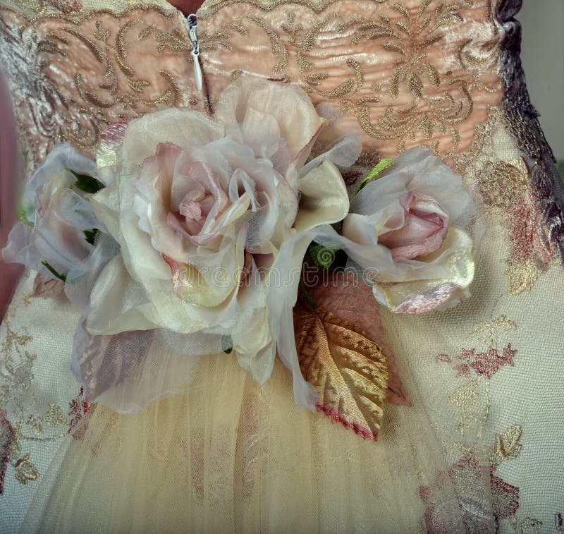 НЬЮ-ЙОРК - 22-ОЕ АПРЕЛЯ: Модель представляет для представления Claire Pettibone bridal стоковые фотографии rf НЬЮ-ЙОРК - 22-ОЕ АПРЕЛЯ: Модель представляет для представления Claire Pettibone bridal стоковые фотографии rf