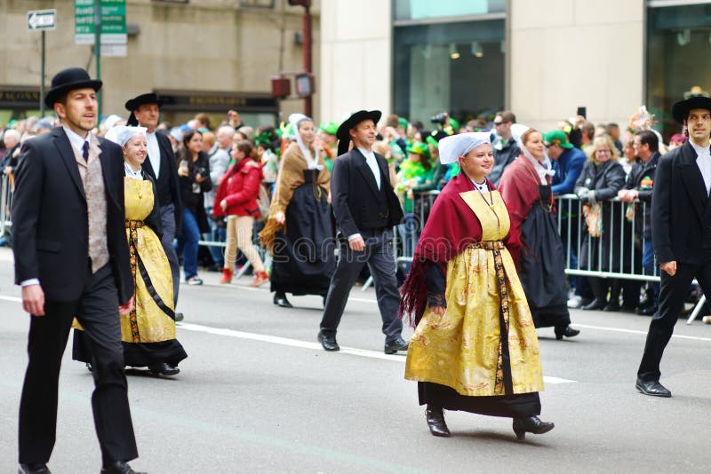 НЬЮ-ЙОРК - 17-ОЕ МАРТА 2015: Парад дня ежегодного St. Patrick вдоль Пятого авеню в Нью-Йорке стоковое изображение rf