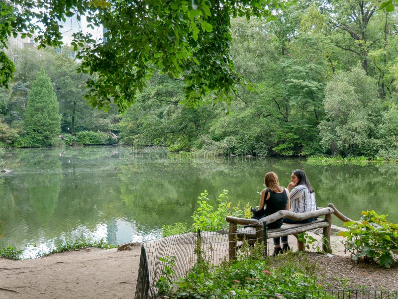 Нью-Йорк - сентябрь 2017: Взгляд пруда в Central Park, Манхаттане, n стоковые изображения Нью-Йорк - сентябрь 2017: Взгляд пруда в Central Park, Манхаттане, n стоковые изображения
