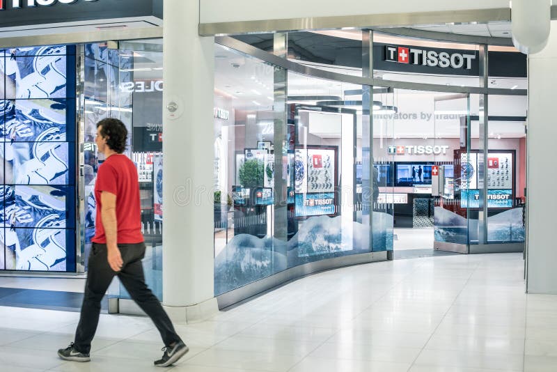 НЬЮ-ЙОРК, США - август 2018: Персона проходя магазином Tissot должностного лица на торговом центре Oculus, Нью-Йорке Tissot a стоковое фото rf НЬЮ-ЙОРК, США - август 2018: Персона проходя магазином Tissot должностного лица на торговом центре Oculus, Нью-Йорке Tissot a стоковое фото rf