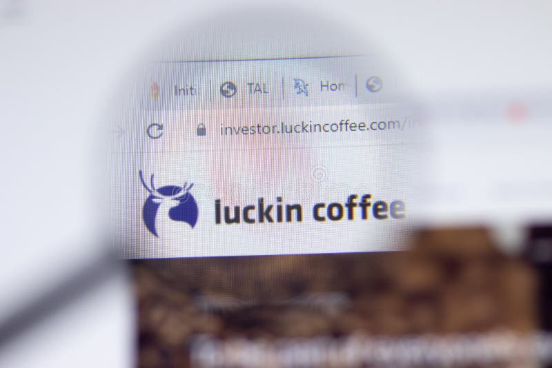 Нью-Йорк США 17-ое февраля 2021 : Конец логотипа luckin кофе в редакционной статье страницы сайта иллюстративной стоковое изображение