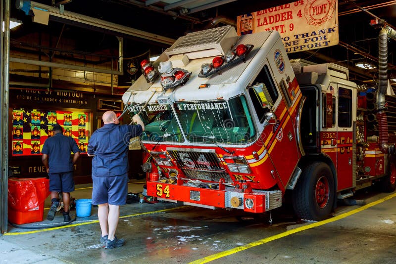 НЬЮ-ЙОРК, США - 04, 2017: Пожарная машина FDNY подпирает в гараж Лестница 30 делит дом с двигателем 59 в Гарлеме Нью-Йорке стоковое фото rf НЬЮ-ЙОРК, США - 04, 2017: Пожарная машина FDNY подпирает в гараж Лестница 30 делит дом с двигателем 59 в Гарлеме Нью-Йорке стоковое фото rf