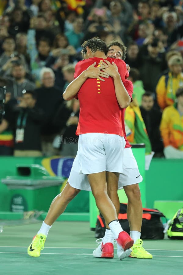Олимпийские чемпионы Рафаэль Nadal и Марк Lopez Испании празднуют победу на выпускных экзаменах двойников людей Рио 2016 Олимпиад стоковое изображение Олимпийские чемпионы Рафаэль Nadal и Марк Lopez Испании празднуют победу на выпускных экзаменах двойников людей Рио 2016 Олимпиад стоковое изображение