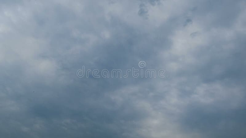 Облака шторма двигая в голубое небо