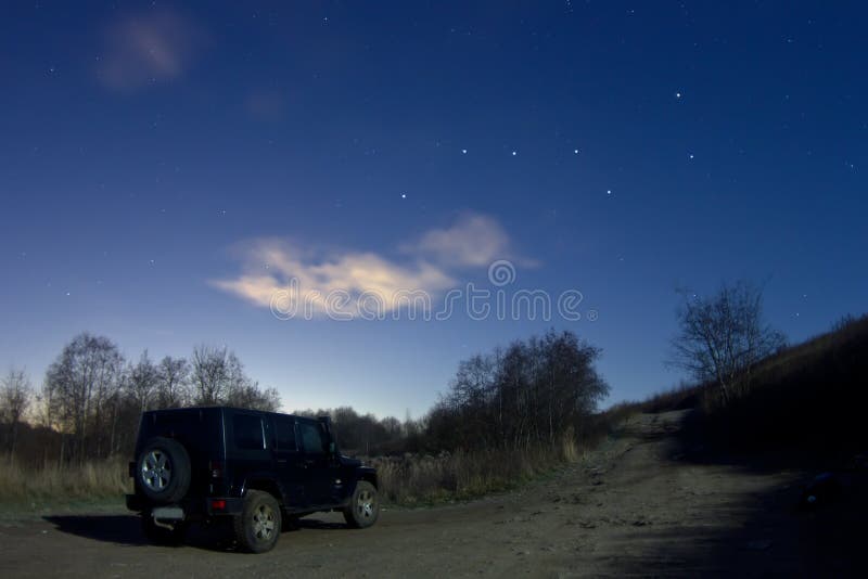 Область Ленинграда, Россия 26-ое октября 2015: фото Wrangler виллиса в лунном свете стоковое фото Область Ленинграда, Россия 26-ое октября 2015: фото Wrangler виллиса в лунном свете стоковое фото