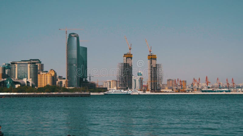 Обваловка Баку, Азербайджана Каспийское море и небоскребы
