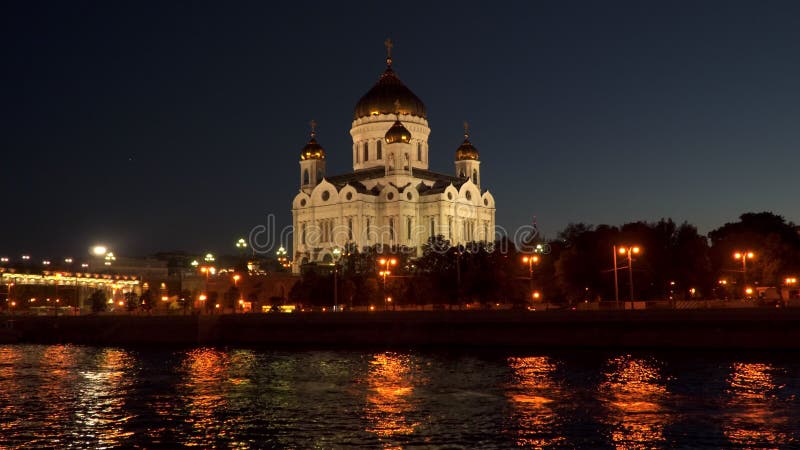 Обваловка реки Москвы около собора Христоса спаситель