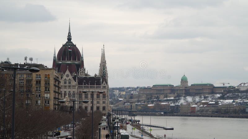 Обваловка Дуная около здания парламента