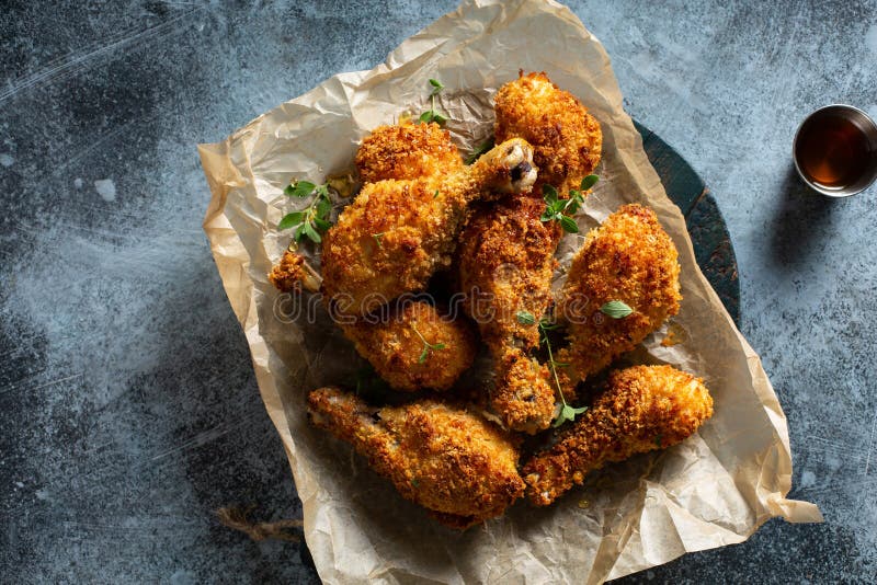Обвалянные panko голеней жареной курицы в панировке стоковые фото