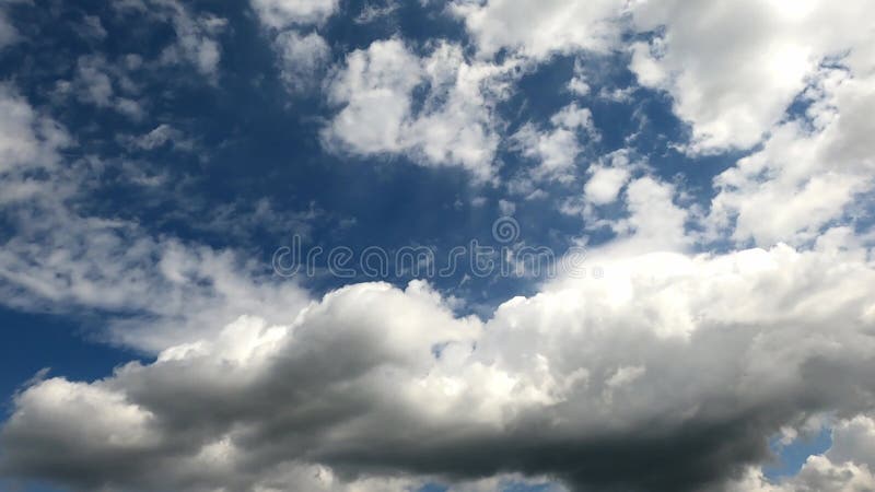 облака времени в 4k пушистая темная погода с драматической атмосферой красоты