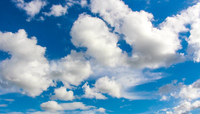 Облако в небе стоковая фотография rf Облако в небе стоковая фотография rf
