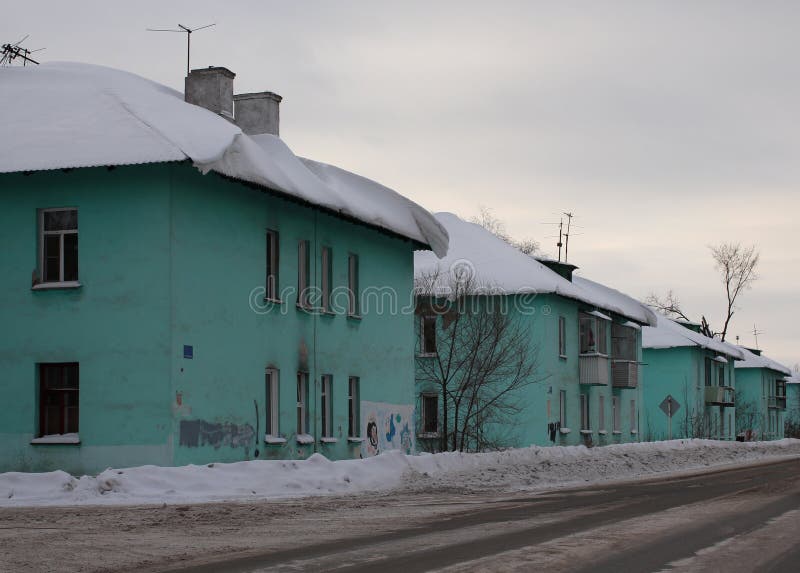 Область старых небольших идентичных домов городская город Ob вдоль улицы серый цвет, зимний день overcast стоковое фото Область старых небольших идентичных домов городская город Ob вдоль улицы серый цвет, зимний день overcast стоковое фото