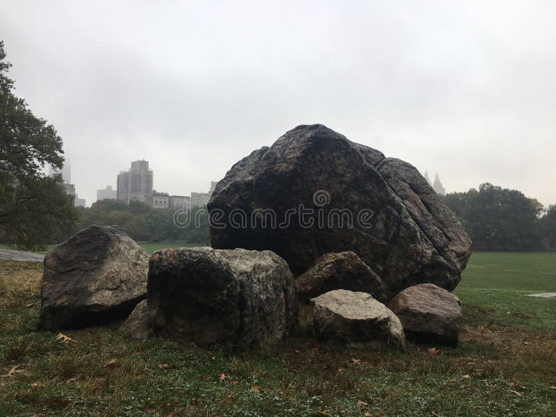 Облачно, черный, и туманный день в центральном парке, в октябре в Манхэттене, Нью-Йорк, нью-йорк стоковые фото