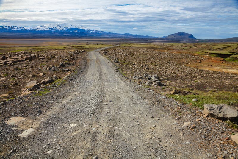Обматывая дорога гравия к вулкану Hekla в Исландии Скандинавии стоковые фото Обматывая дорога гравия к вулкану Hekla в Исландии Скандинавии стоковые фото