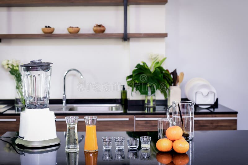 Оборудование и сырье для делать апельсиновый сок, blender, blender, кувшин, апельсин, апельсиновый сок, аранжированный сироп соли стоковая фотография rf Оборудование и сырье для делать апельсиновый сок, blender, blender, кувшин, апельсин, апельсиновый сок, аранжированный сироп соли стоковая фотография rf