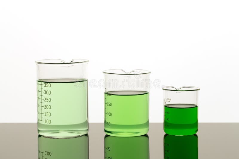 Оборудование лаборатории 3 beakers различного размера с зеленой жидкостью стоковые фотографии rf Оборудование лаборатории 3 beakers различного размера с зеленой жидкостью стоковые фотографии rf