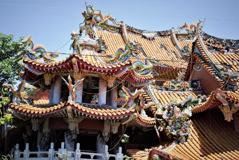 Обрушенный висок Wuchang в Jiji после землетрясения 1999, Тайвань стоковое фото rf Обрушенный висок Wuchang в Jiji после землетрясения 1999, Тайвань стоковое фото rf