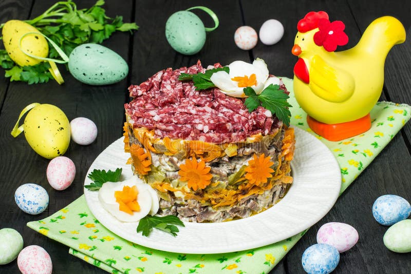 Обслуживания пасхи: праздничный салат с говядиной и морковами стоковое фото Обслуживания пасхи: праздничный салат с говядиной и морковами стоковое фото