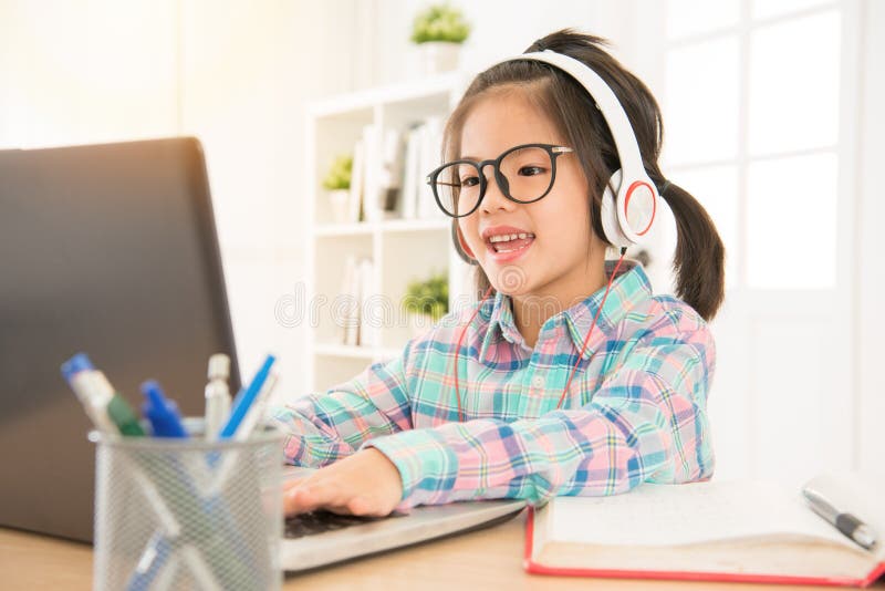 Обучение по Интернетуу дает детям preschool совершенное исследование стоковое изображение Обучение по Интернетуу дает детям preschool совершенное исследование стоковое изображение