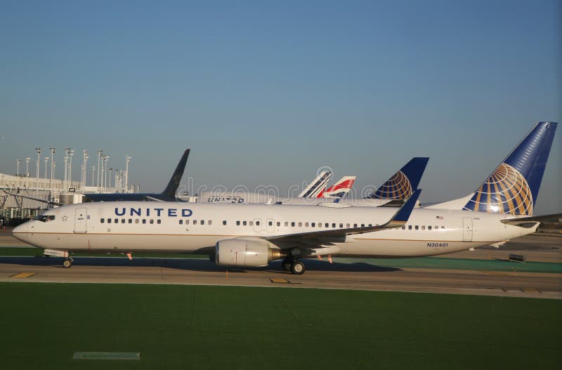 Объединенные воздушные судн Боинга 737 таксируя на международном аэропорте O'Hare в Чикаго стоковое изображение rf Объединенные воздушные судн Боинга 737 таксируя на международном аэропорте O'Hare в Чикаго стоковое изображение rf