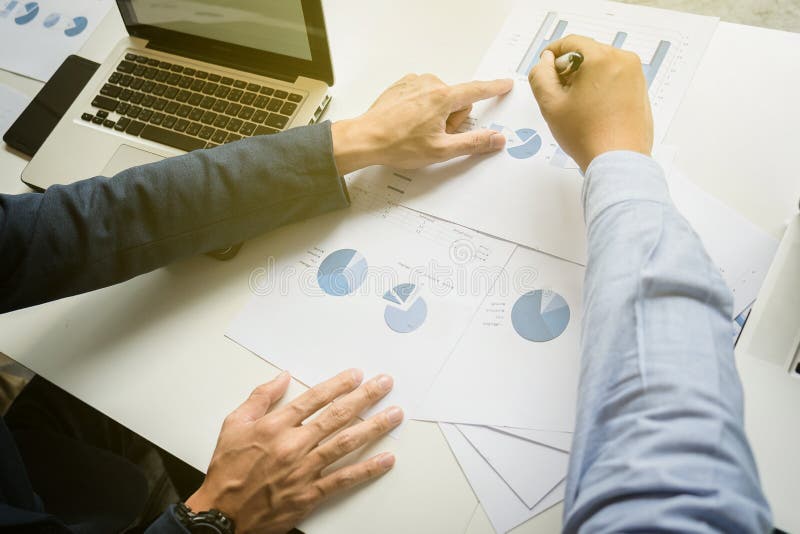 Объединяйтесь в команду концепция работы, встреча команды, человек работая в офисе collab стоковое изображение rf Объединяйтесь в команду концепция работы, встреча команды, человек работая в офисе collab стоковое изображение rf