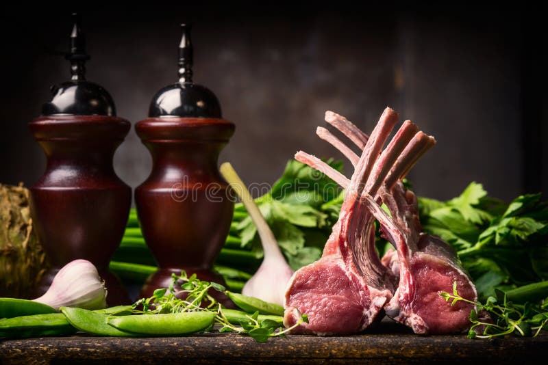 Объягнитесь блюдо варя с свежими шкафами овечки от мясника на темном деревенском кухонном столе на деревянной предпосылке стоковые фотографии rf Объягнитесь блюдо варя с свежими шкафами овечки от мясника на темном деревенском кухонном столе на деревянной предпосылке стоковые фотографии rf