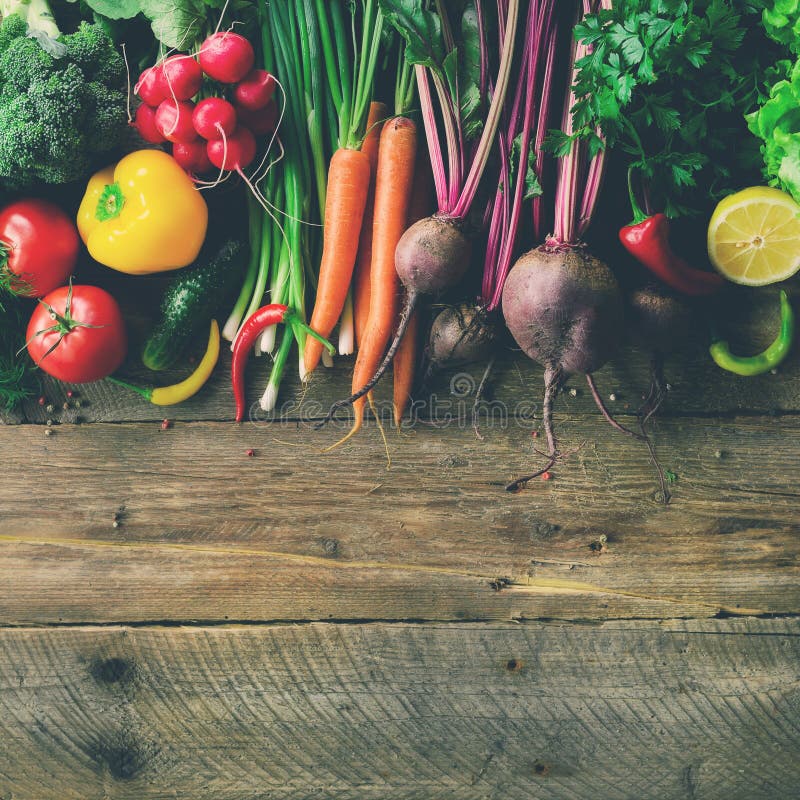 Овощи на деревянной предпосылке Био здоровые натуральные продукты, травы и специи Сырцовая и вегетарианская концепция ингридиенты стоковая фотография rf Овощи на деревянной предпосылке Био здоровые натуральные продукты, травы и специи Сырцовая и вегетарианская концепция ингридиенты стоковая фотография rf