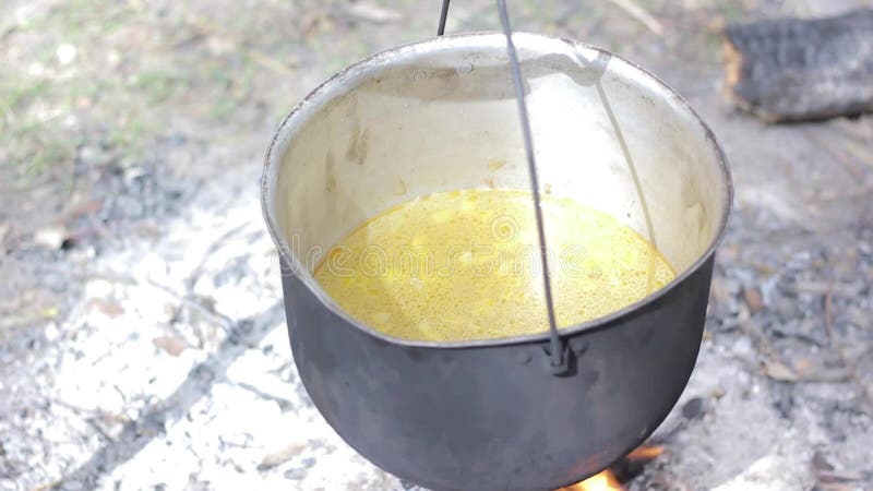 Овощной суп outdoors в котле