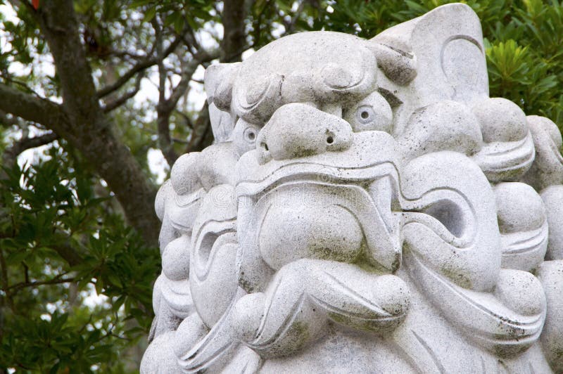 Огромный собак-лев Komainu как святыня Izanagi статуи камня попечителя на острове Awaji в Японии стоковое фото rf Огромный собак-лев Komainu как святыня Izanagi статуи камня попечителя на острове Awaji в Японии стоковое фото rf