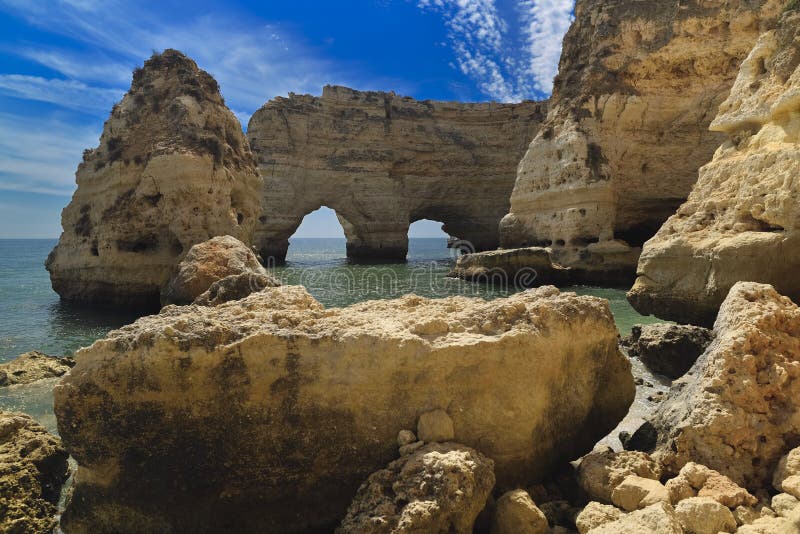 Огромный утес на пляже скалы Прая da Marinha, симпатичного спрятанного пляжа около Lagoa Алгарве Португалии стоковое изображение Огромный утес на пляже скалы Прая da Marinha, симпатичного спрятанного пляжа около Lagoa Алгарве Португалии стоковое изображение