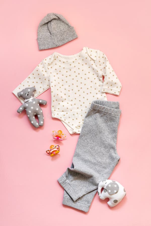 Одежды ребёнка Newborn младенца установили шляпу брюк Bodysuit стоковая фотография Одежды ребёнка Newborn младенца установили шляпу брюк Bodysuit стоковая фотография