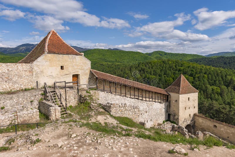 Один из входов в старую крепость Rasnov средневековую, в графстве Румынии Brasov, с лесами и горами на заднем плане стоковые фото Один из входов в старую крепость Rasnov средневековую, в графстве Румынии Brasov, с лесами и горами на заднем плане стоковые фото