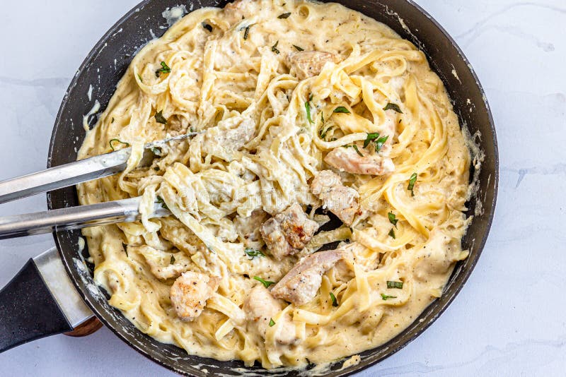 Одно макаронные изделия Альфредо цыпленка бака на Skillet фото сразу сверху стоковые изображения rf