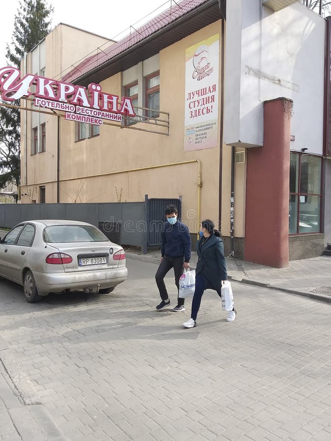1 1-ое апреля 2020 Украина Полтава замаскировал людей защиты карантина около магазина