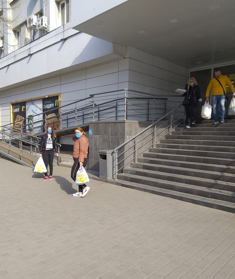 1 1-ое апреля 2020 Украина Полтава замаскировал людей около магазина