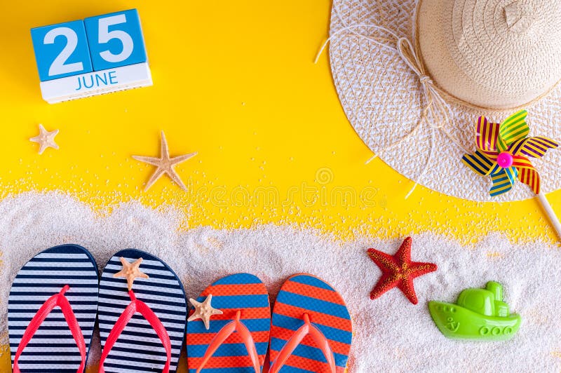 25-ое июня Изображение календаря 25-ое июня на желтой песочной предпосылке с пляжем лета, обмундированием путешественника и аксес стоковое фото rf
