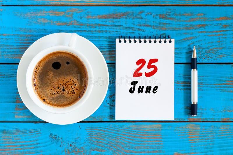 25-ое июня Изображение 25-ое июня, ежедневного календаря на голубой предпосылке с кофейной чашкой утра Летний день, взгляд сверху стоковые изображения