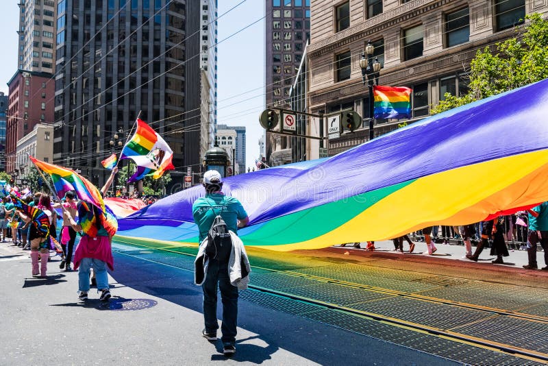 30-ое июня 2019 Сан-Франциско/CA/США - гигантский флаг гордости LGBT снес на гей-парад SF на улице рынка в городском Сан стоковая фотография rf 30-ое июня 2019 Сан-Франциско/CA/США - гигантский флаг гордости LGBT снес на гей-парад SF на улице рынка в городском Сан стоковая фотография rf
